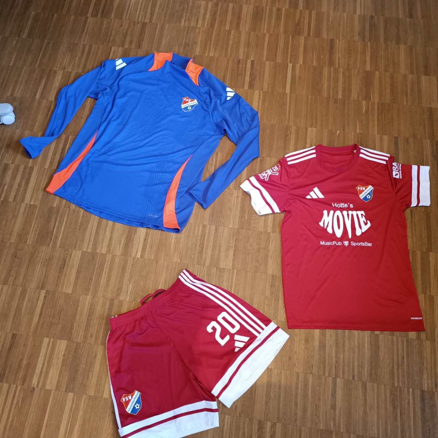 Foto eines fertig bedruckten Trikotsatzes mit Sponsordruck