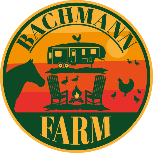 Rundes Logo der Bachmann Farm mit Wohnwagen, Pferd und Lagerfeuer