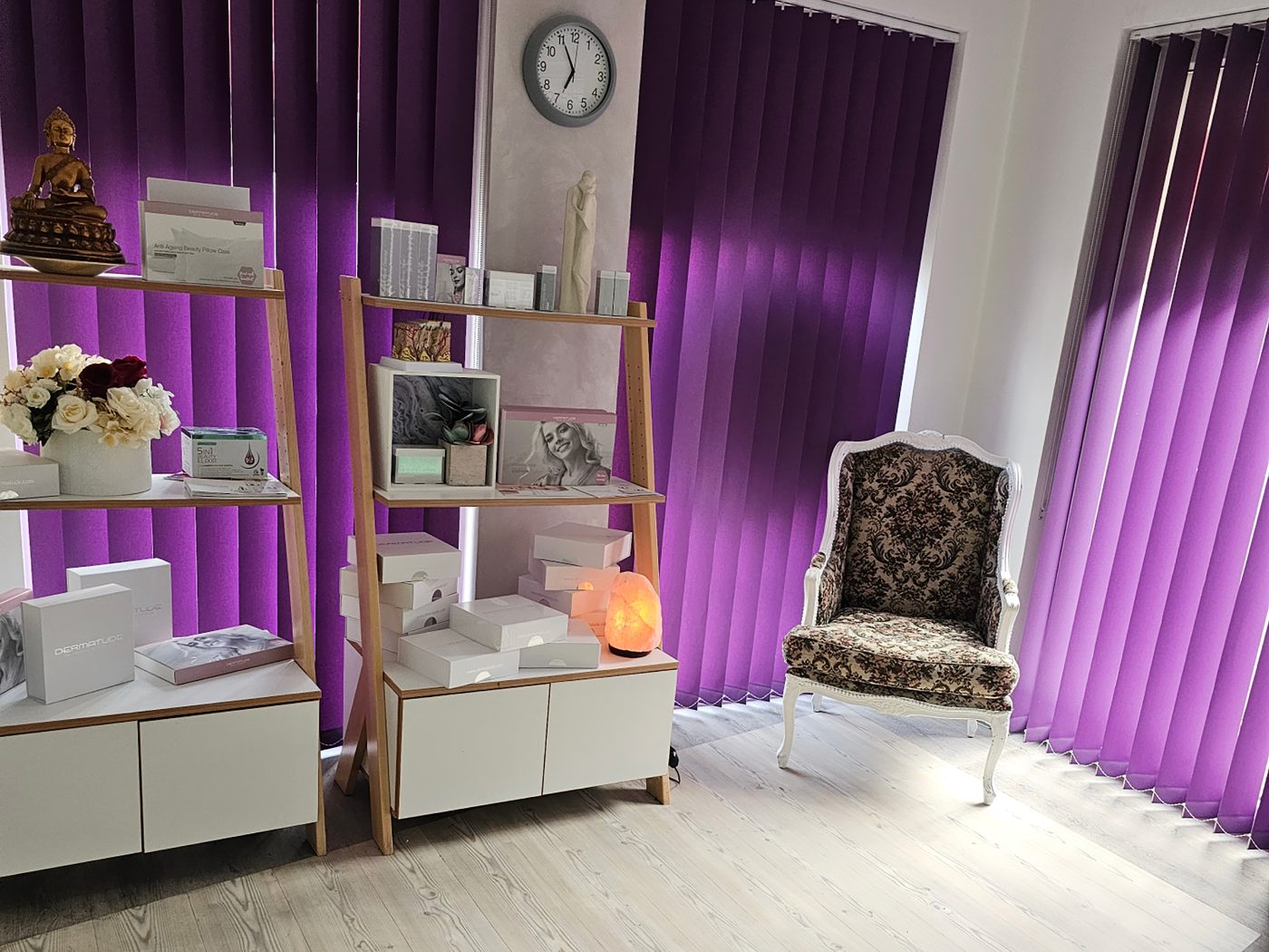 Neu gestalteter Kosmetikraum mit violetten Vorhängen und Deko-Regal