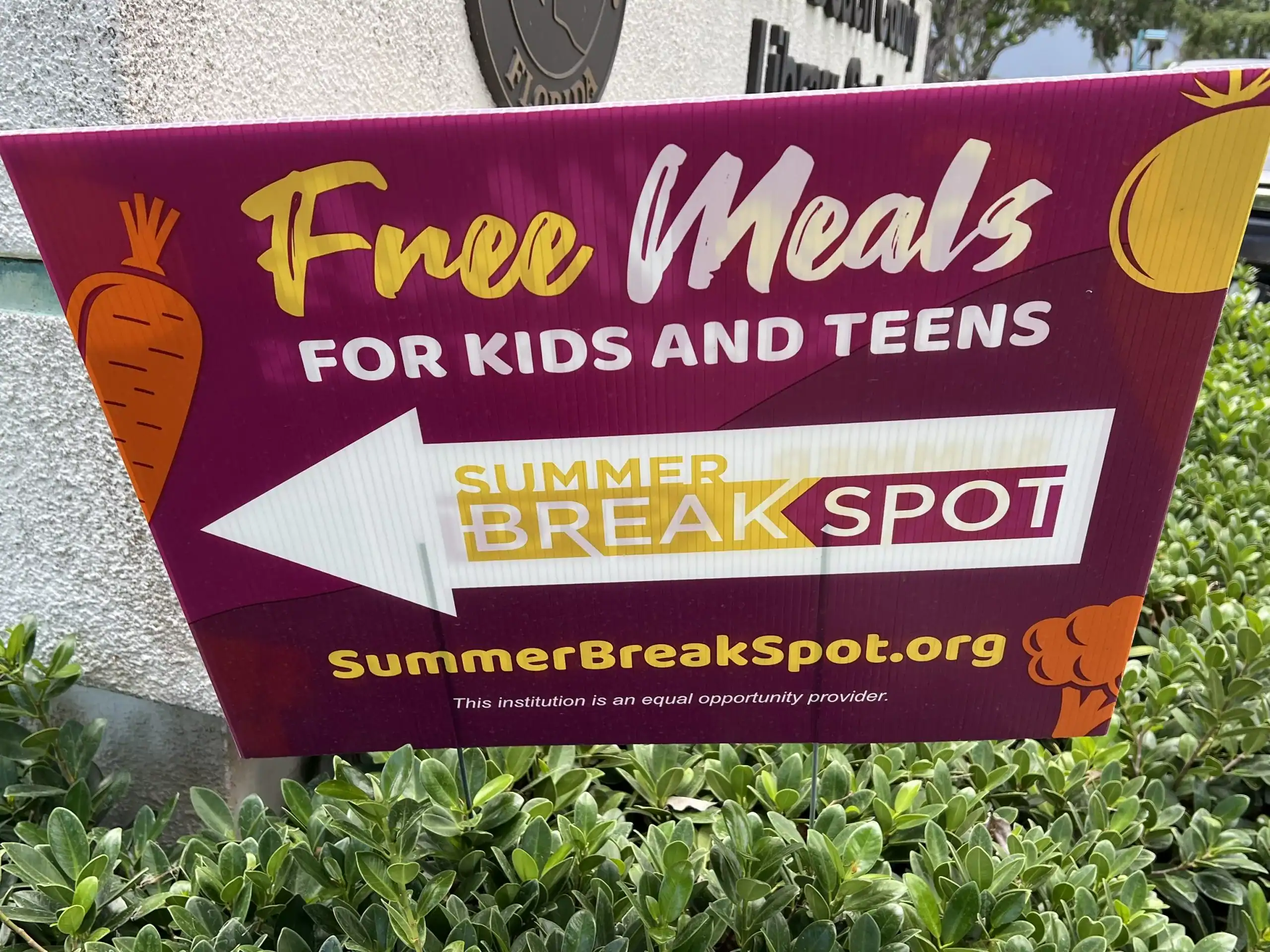 Sign showing where kids and teens can go to find free meals this summer. Palm Beach County Library Glades Road GCNN Good Citizen News Network goodcitizennewsnetwork.com News That's Not Fake
