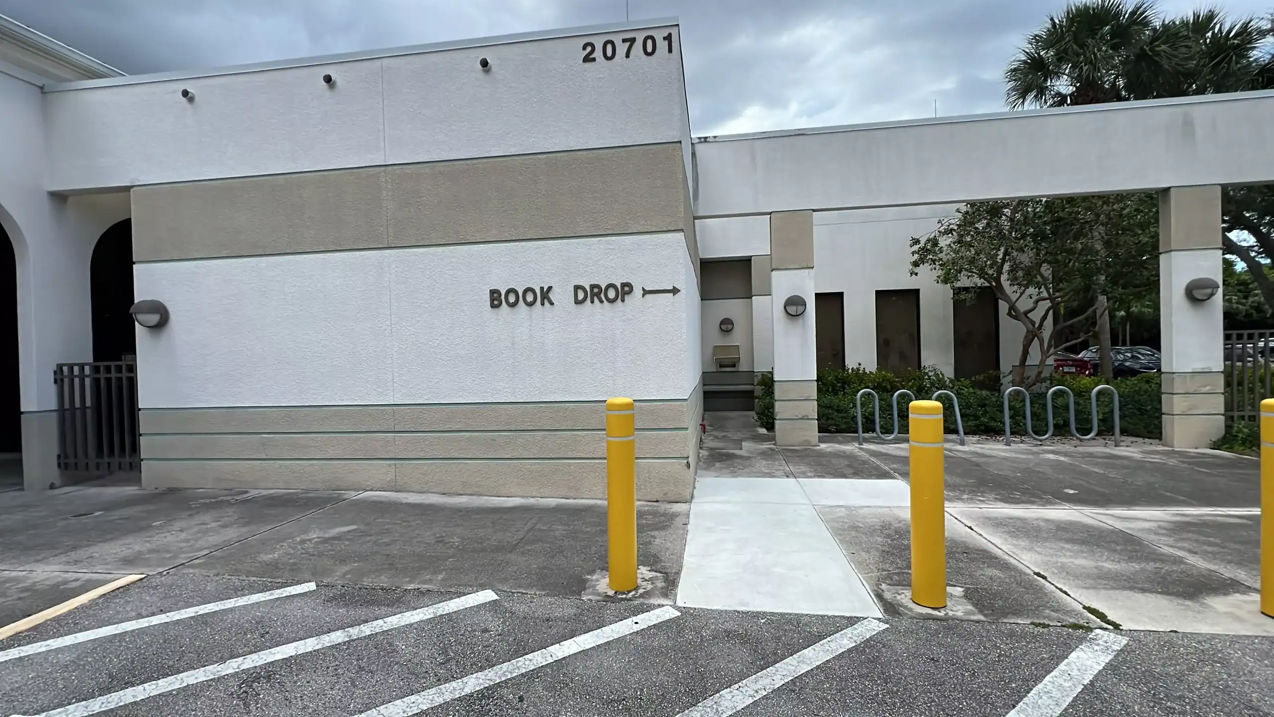 Showing where the outdoor book return is located. Palm Beach County Library Glades Road GCNN Good Citizen News Network goodcitizennewsnetwork.com News That's Not Fake