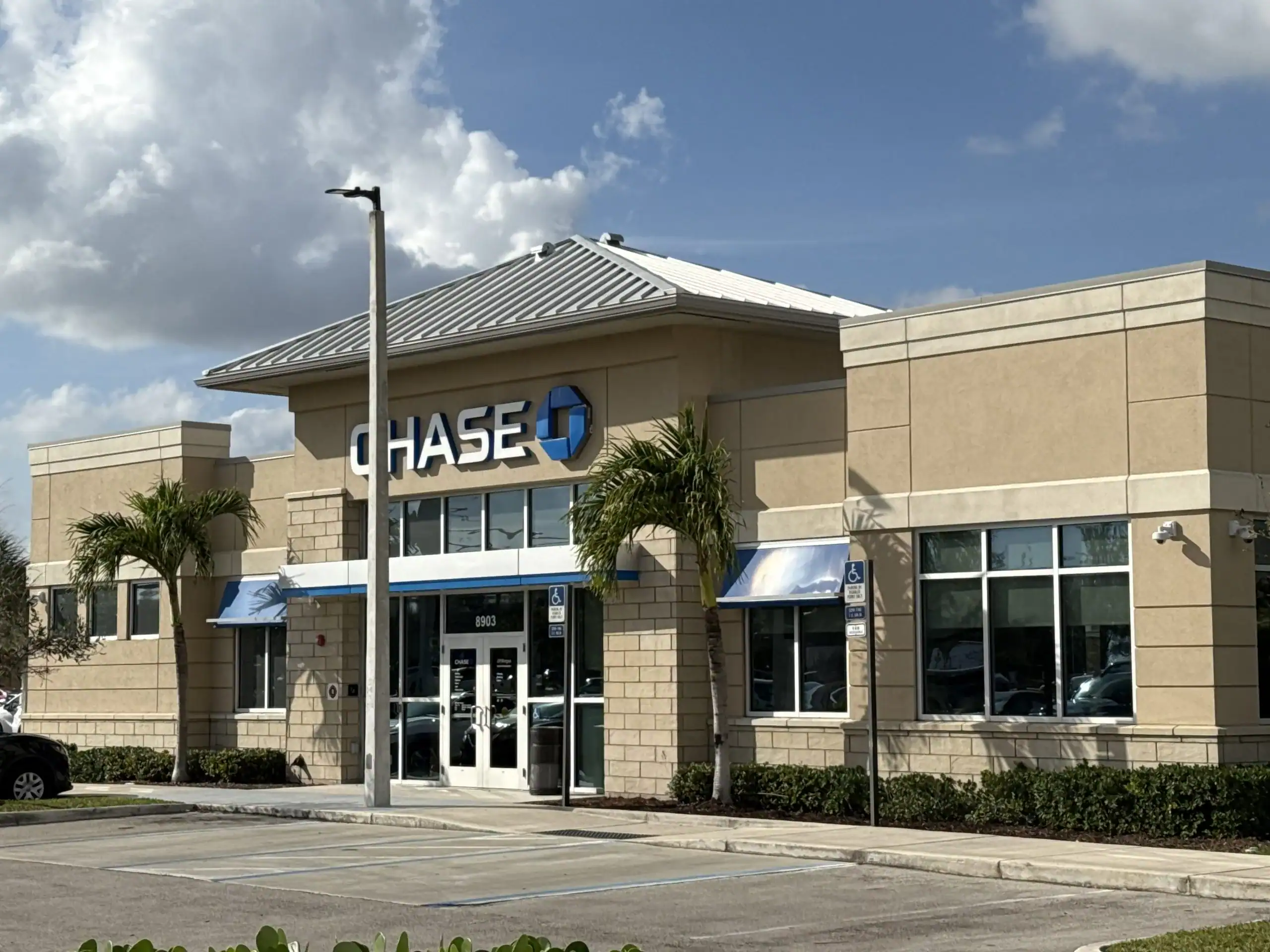 Front entrance of Chase Bank 8903 Boynton Beach Blvd, Boynton Beach, FL 33472 GCNN Good Citizen News Network goodcitizennewsnetwork.com News That's Not Fake