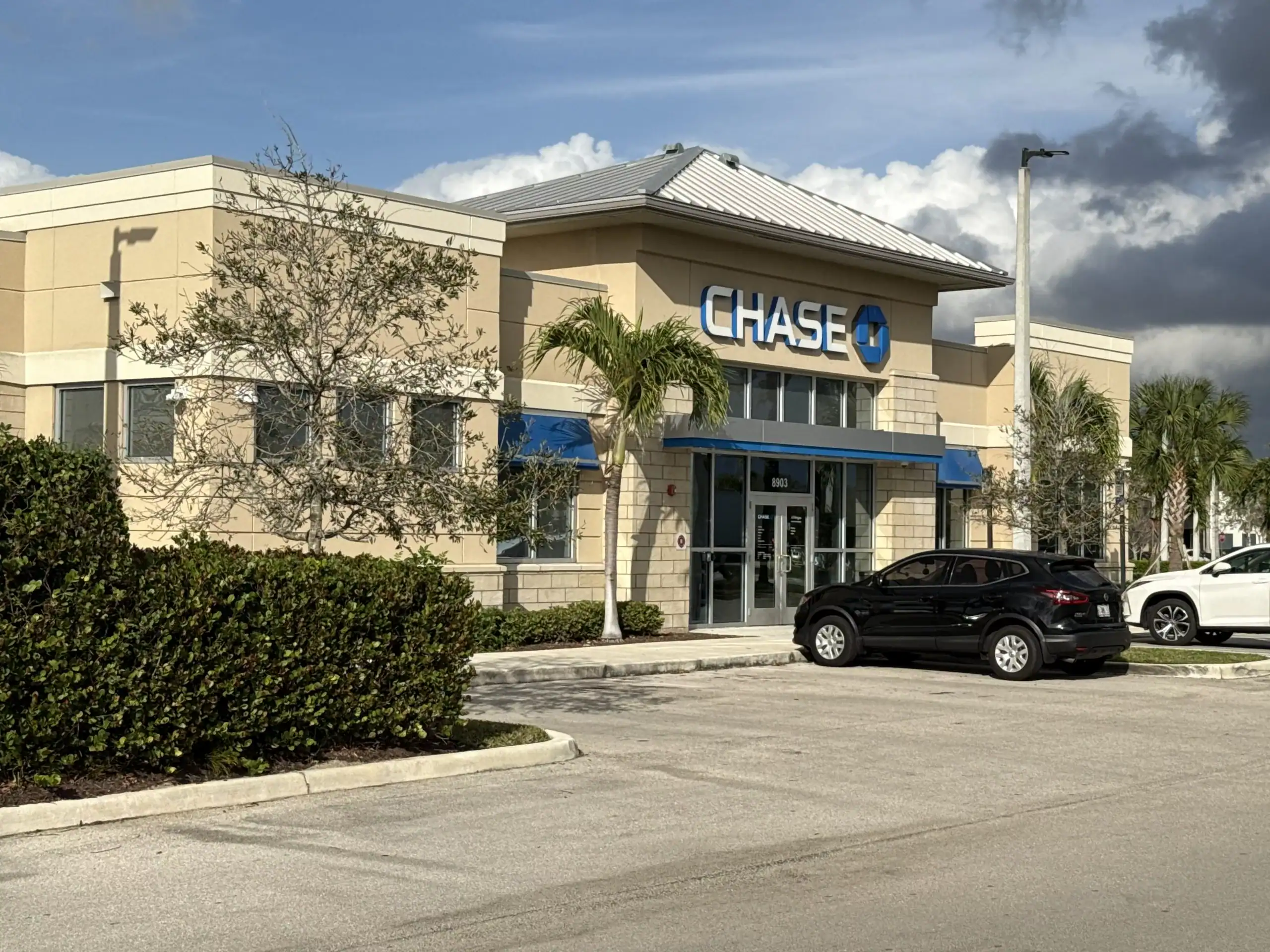 Front entrance of Chase Bank 8903 Boynton Beach Blvd, Boynton Beach, FL 33472 GCNN Good Citizen News Network goodcitizennewsnetwork.com News That's Not Fake