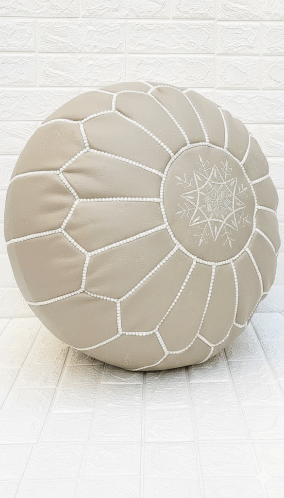 Finitions artisanales du pouf marocain en cuir