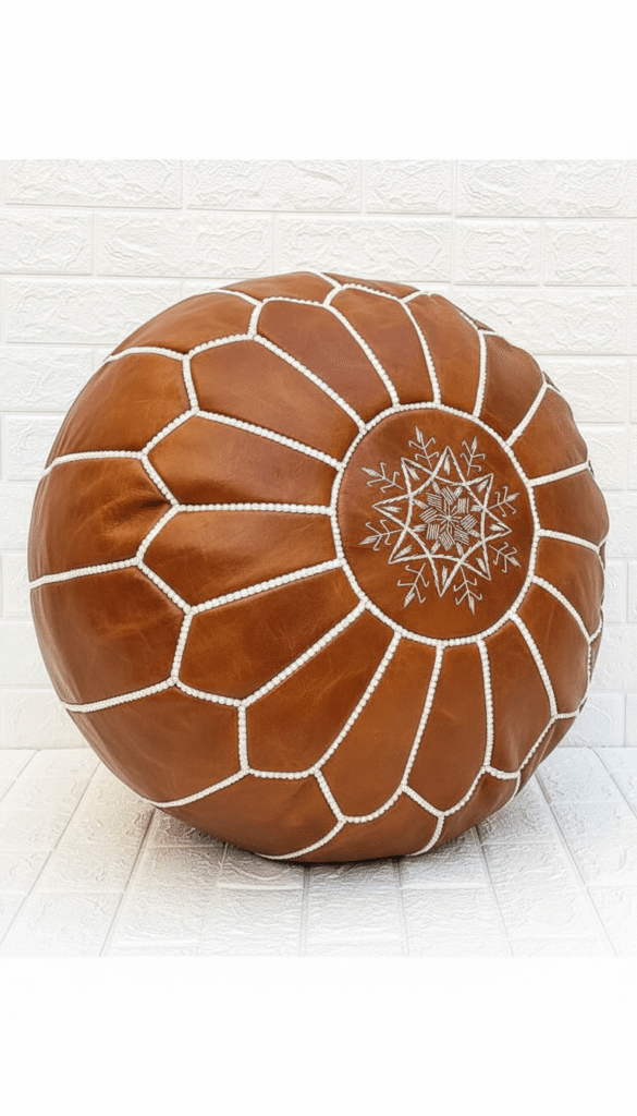 Pouf marocain en cuir dans un salon
