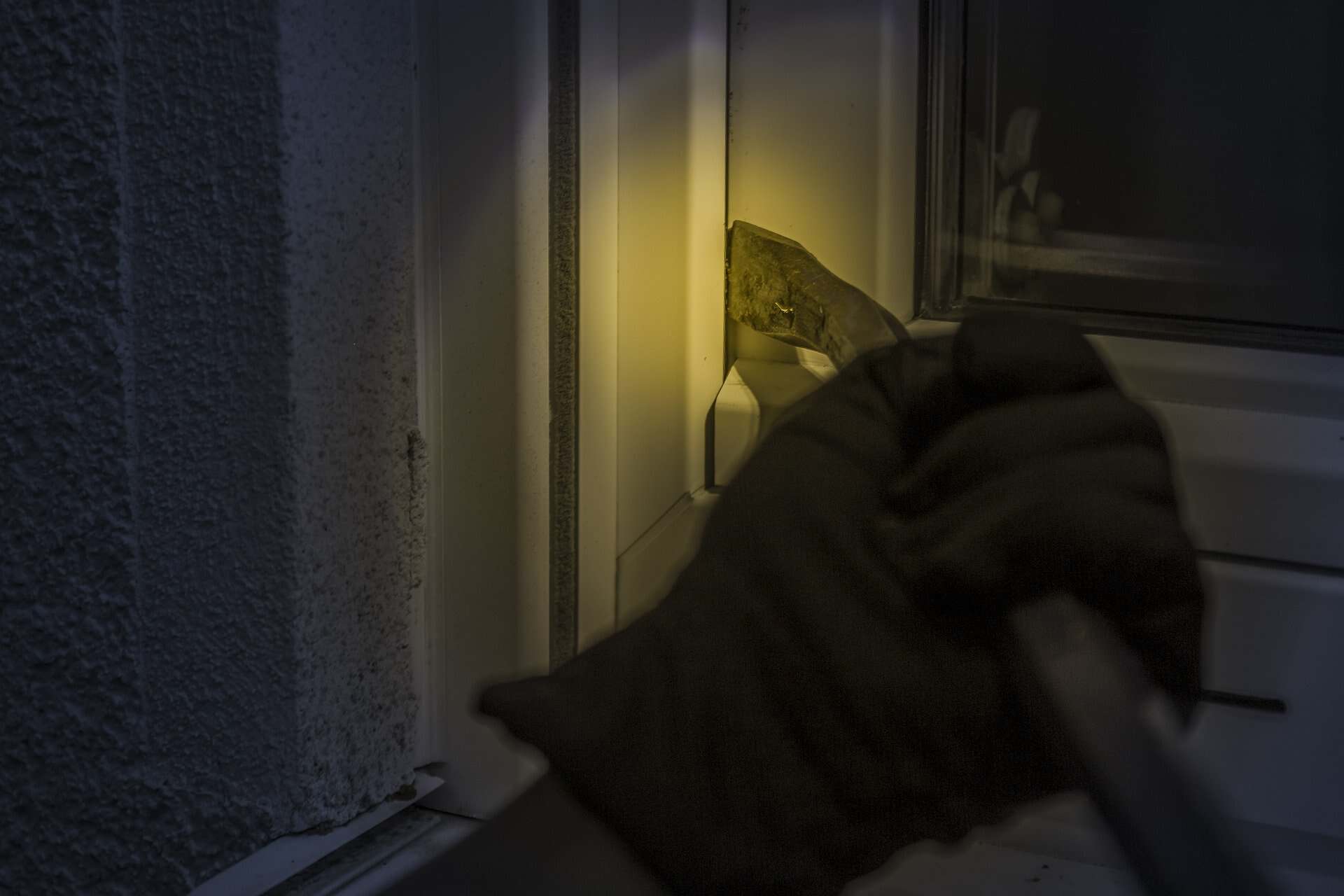How to keep burglars away this summer?