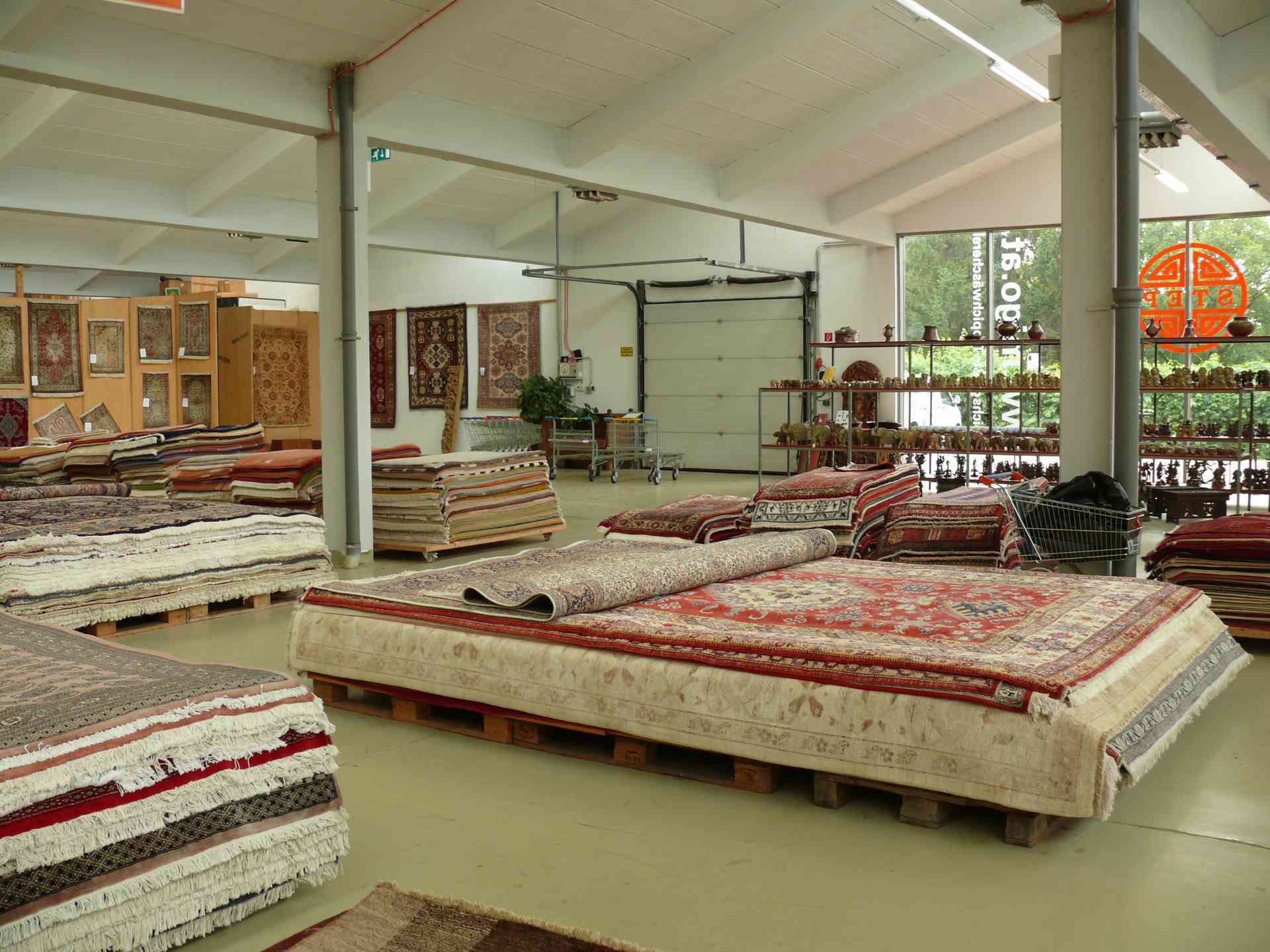 Helm u Migo Teppich&shy;zentrum Lager