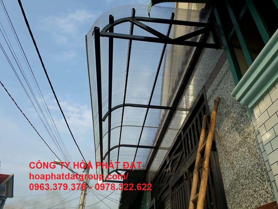Bạt trắng trong suốt thi công thực tế Mẫu bạt trắng trong suốt che chắn nhà hàng Hòa Phát Đạt