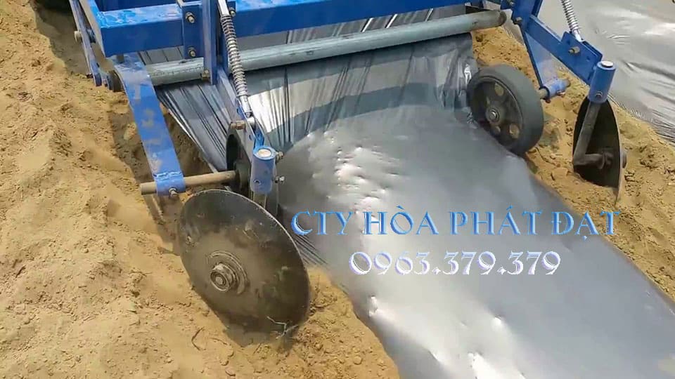 Thi công trải màng bằng máy Trải màng vun đất giữ màng nông nghiệp nhanh bằng máy