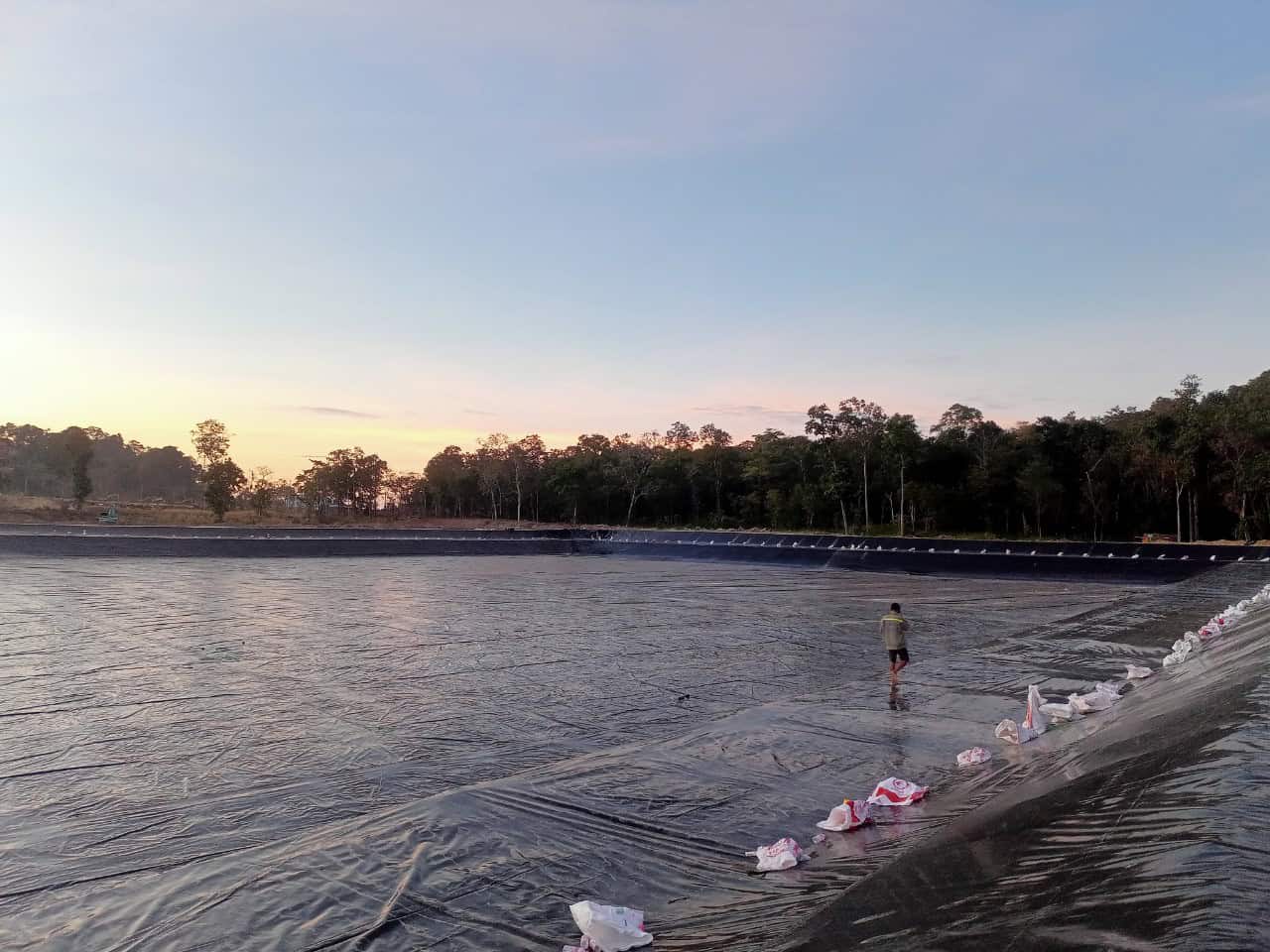 Lót đáy hồ nuôi tôm Hoàn thiện lót đáy hồ nuôi tôm công nghiệp bằng HDPE
