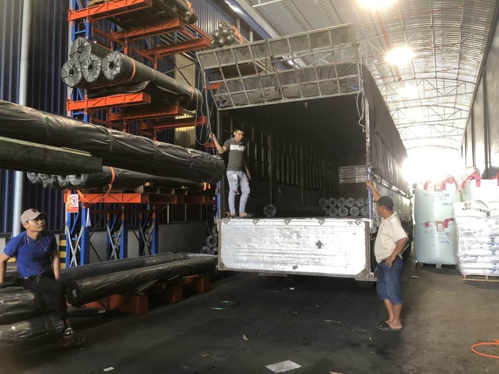 Giao bạt chống thấm tại nhà máy Giao bạt màng chống thấm HDPE cho khách tại nhà máy Hòa Phát Đạt