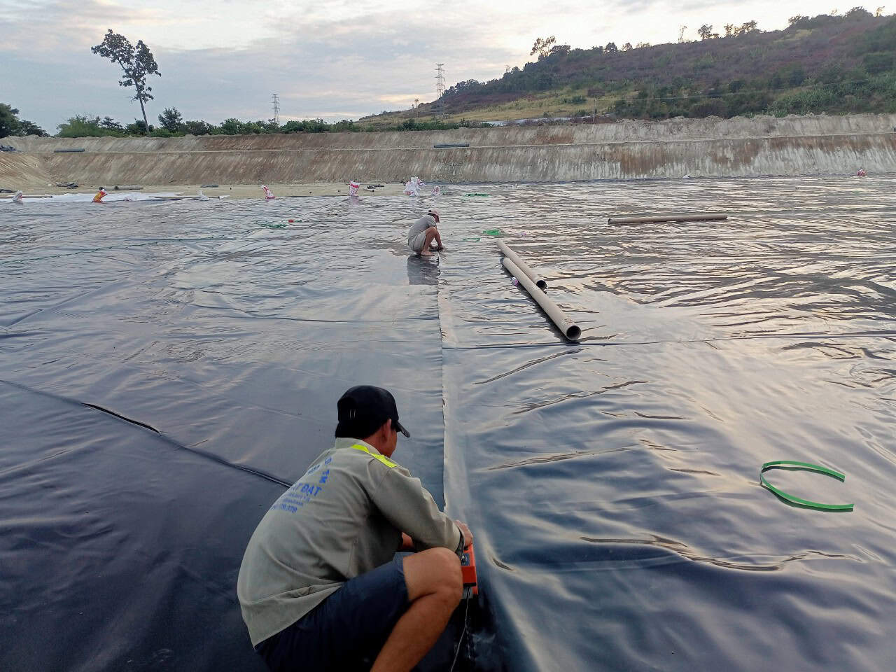 Bạt lót hồ tôm chuyên nghiệp Thi công lót bạt hồ tôm HDPE chuyên nghiệp từ Hòa Phát Đạt