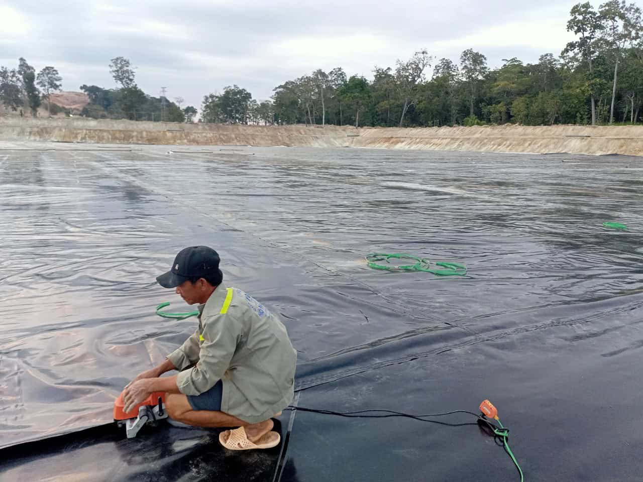Giao hàng bạt nhựa HDPE Giao hàng bạt nhựa HDPE thi công tận nơi