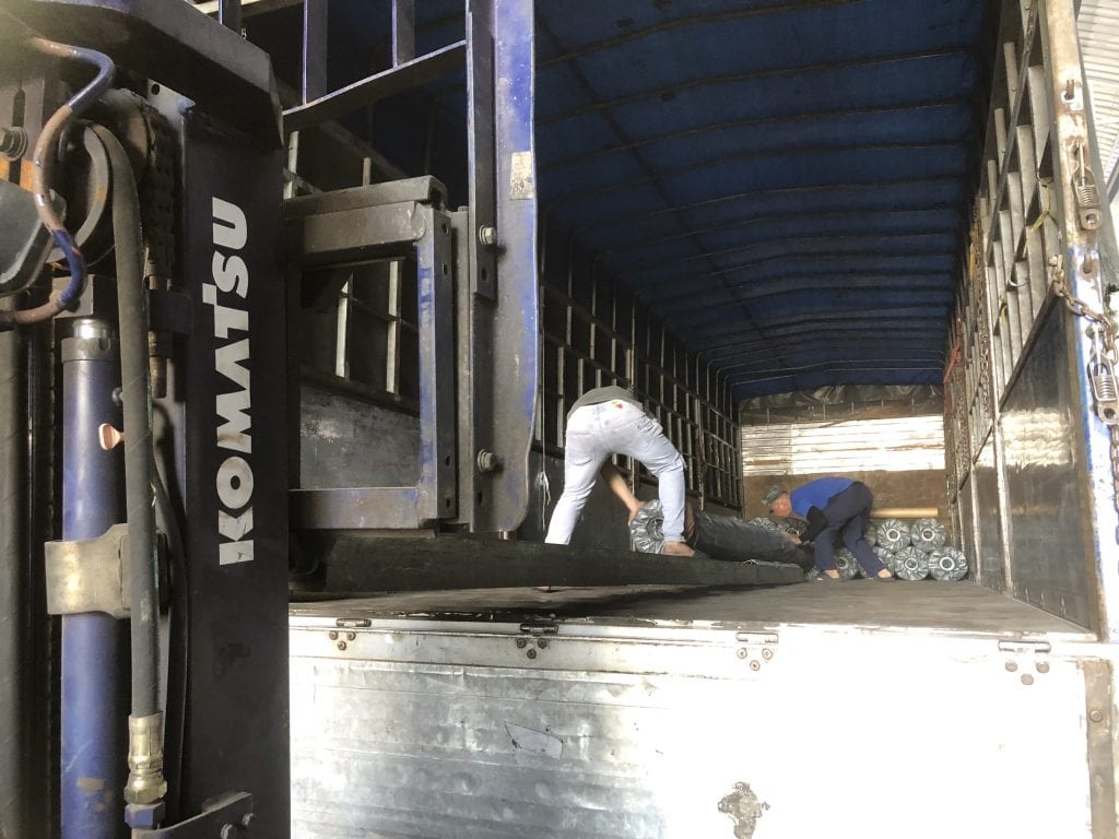Vận chuyển cuộn bạt HDPE Bốc xếp cuộn bạt nhựa HDPE lên xe tải vận chuyển