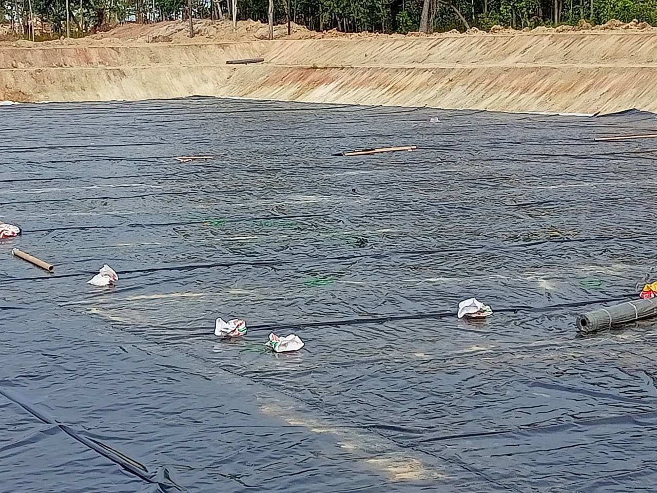 Lót màng HDPE cho trang trại Thi công trải màng lót HDPE cho trang trại giống thủy sản