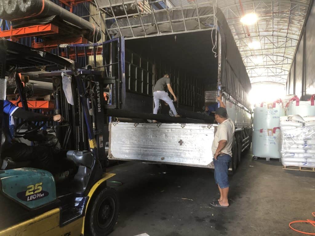 Xuất bạt HDPE tại kho Hoạt động xuất bạt HDPE cho khách hàng tại nhà máy