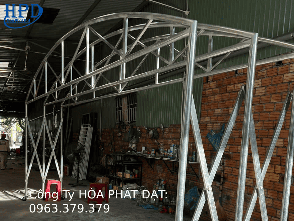 Lắp dựng nhà bạt tại kho trước khi bàn giao Nhà kho xưởng bằng bạt giá rẻ Hòa Phát Đạt