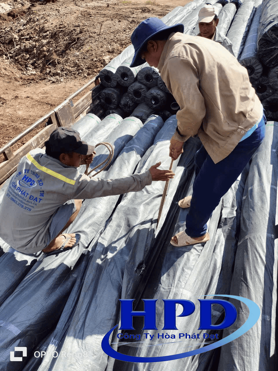 Vận chuyển màng chống thấm HDPE ra công trình lót bạt Vận chuyển màng chống thấm HDPE ra công trình lót bạt