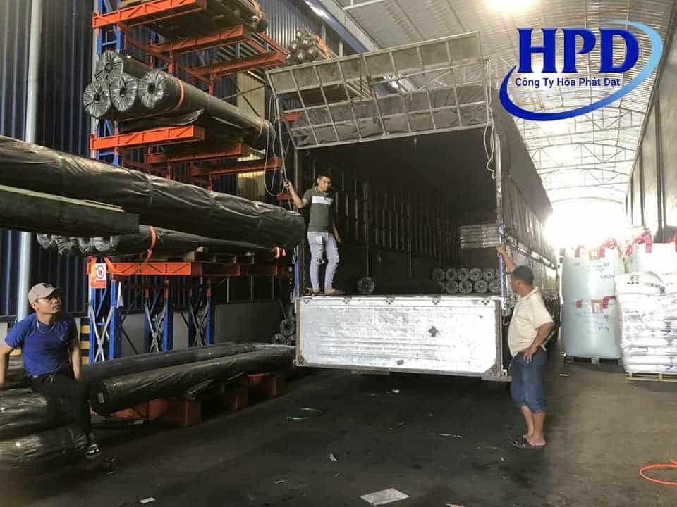 Xuat-hang-bat-lot-ho-HDPE-cho-khach-tai-kho-hoa-phat-dat