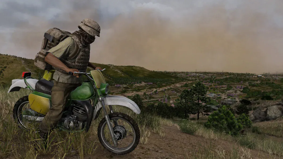 A survivor in a face wrap rides a green enduro motorbike as a sandstorm rolls in, in DayZ Update 1.30