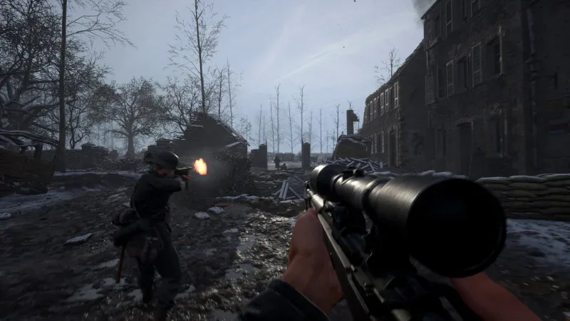 Hell Let Loose squad fighting on a WW2 battlefield