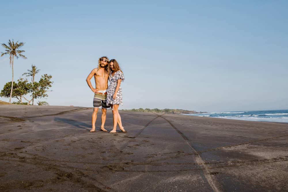 Couple walking on Ballywalter Beach, Northern Ireland, with palm trees and海.