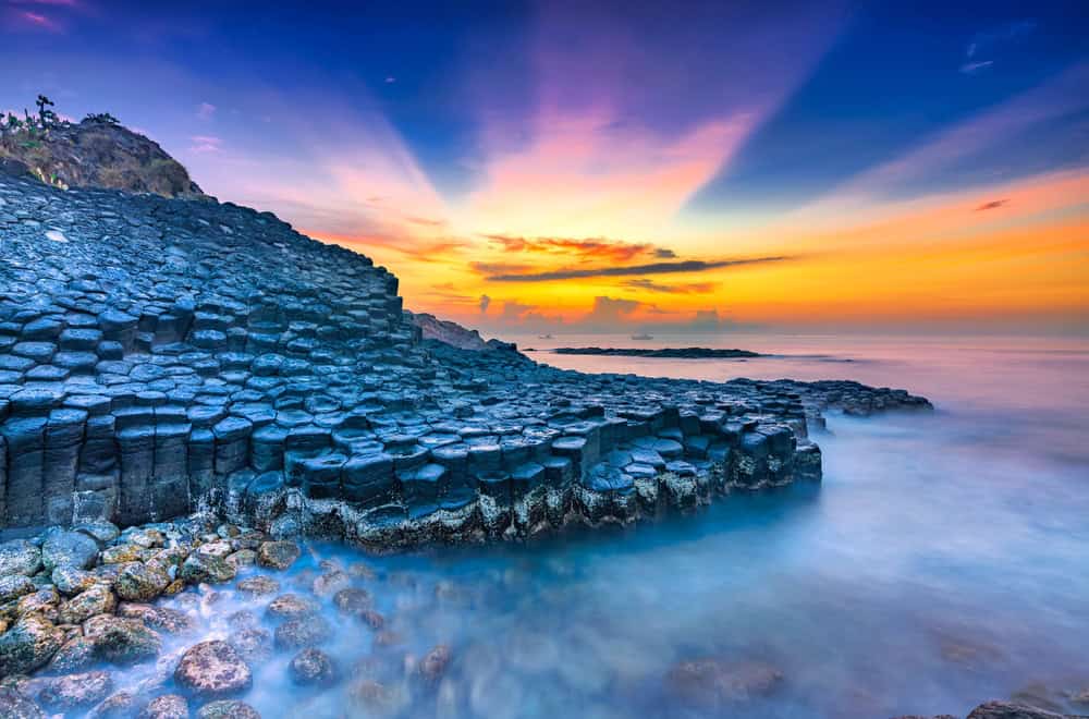The Secret to Seeing Giant’s Causeway Without the Biggest Crowds