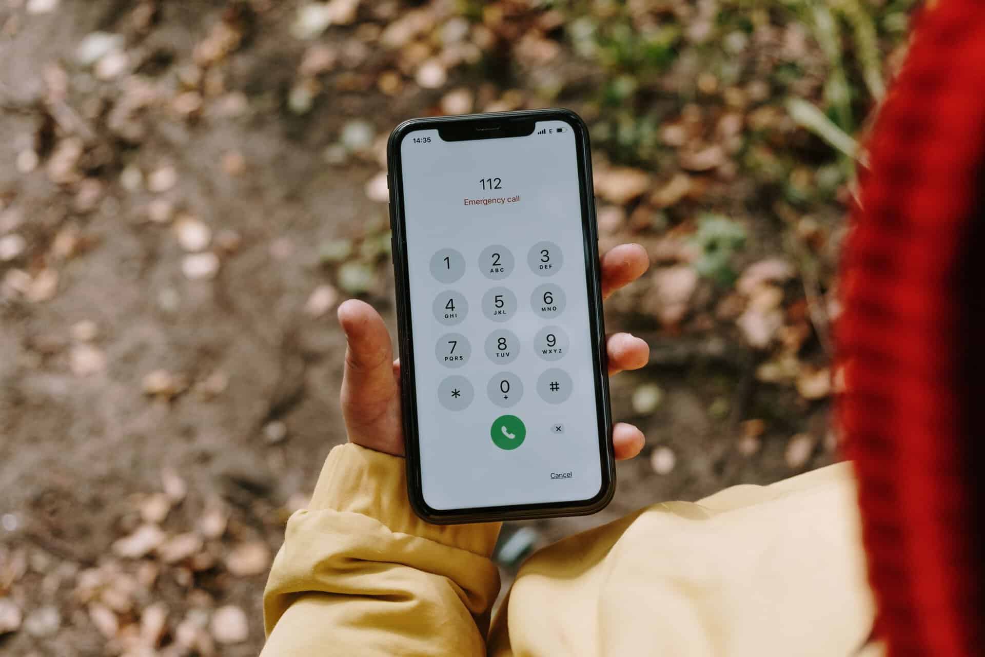 A smartphone with 112 entered on its dialler.
