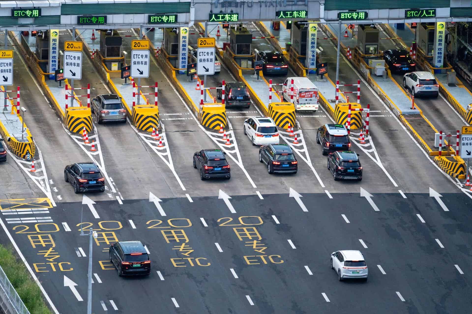 Overhead photo of a busy toll plaza with multiple cars and lanes, featuring ETC lanes.