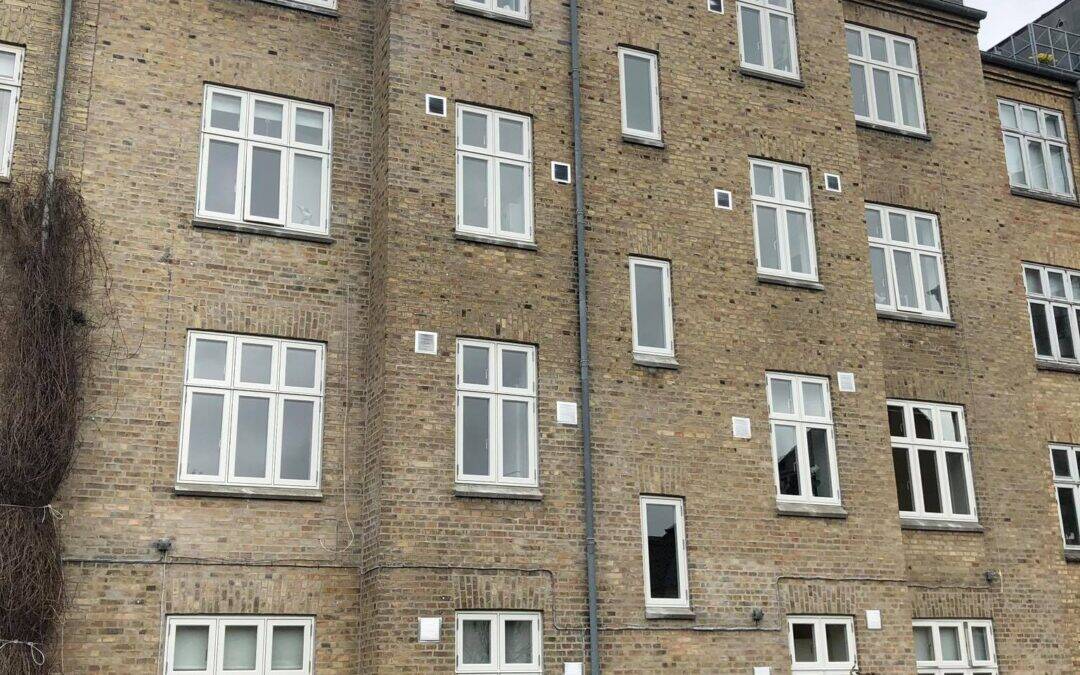 Facade på Trøjborg ved Aarhus renoveret med omfugning og nye vinduer