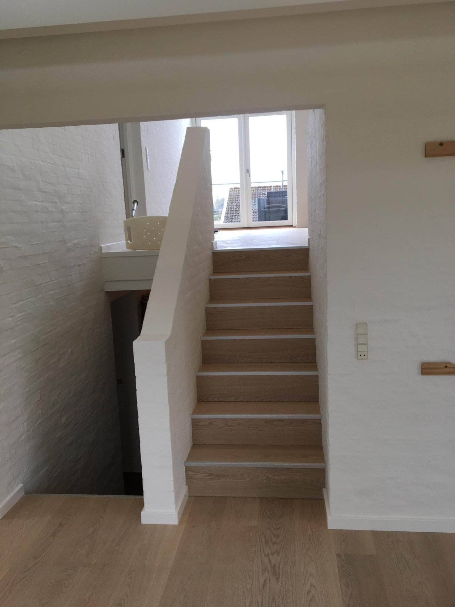 Trappe til første sal i træ, installeret af Jakob Tømrerfirma A/S.