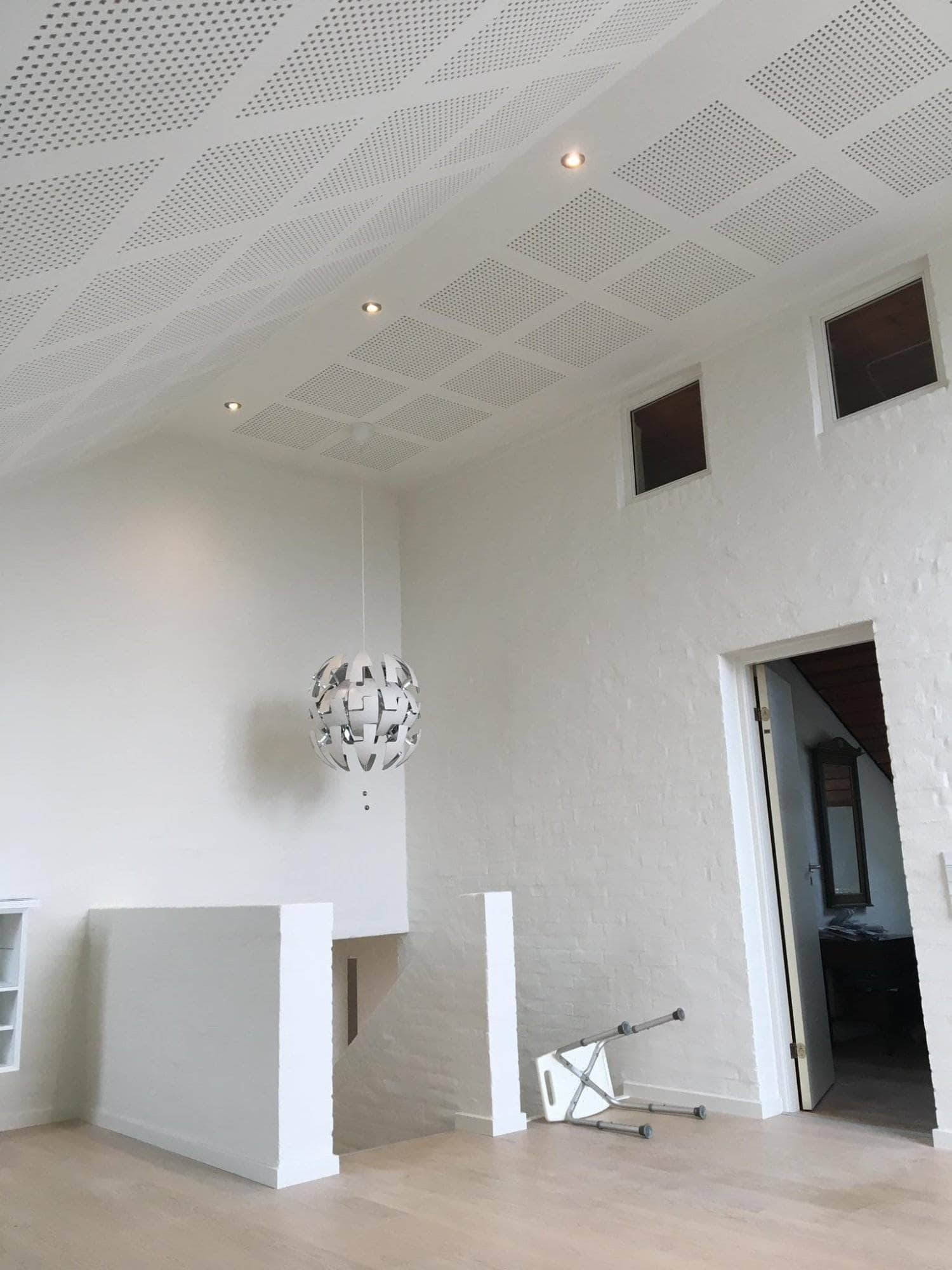 Hvidt loft med indbyggede spots og elegant design.