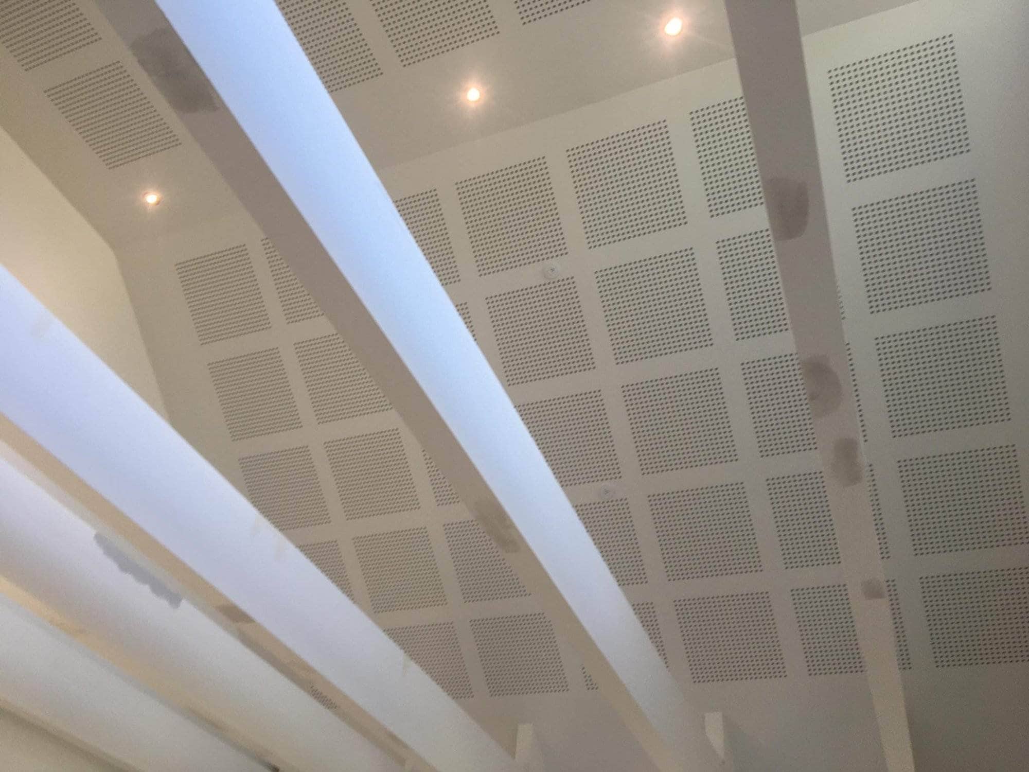Moderne loftsisolering og tagkonstruktion i nybyggeri.