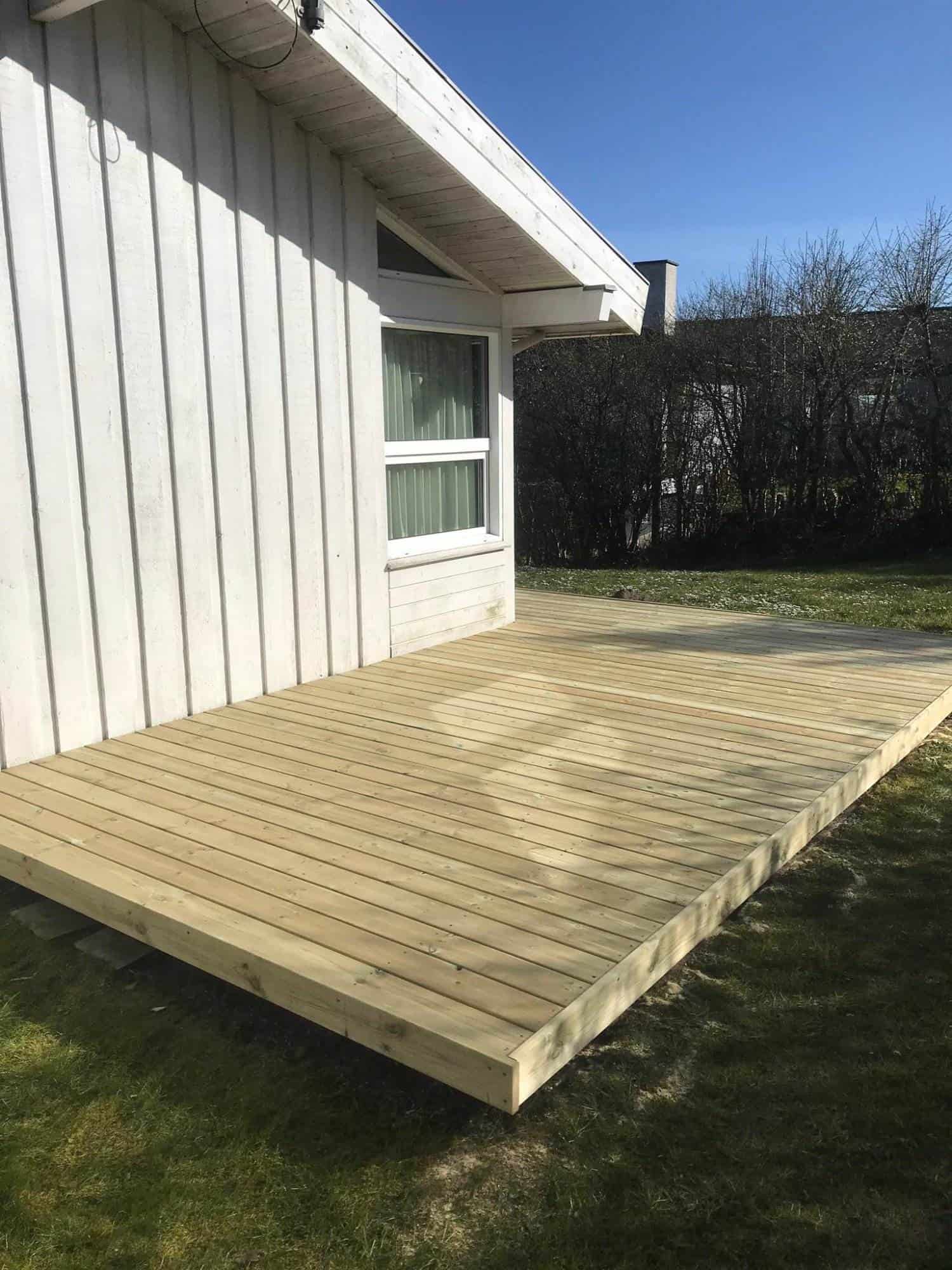Trædækning udenfor huset med nybygget træterrasse.