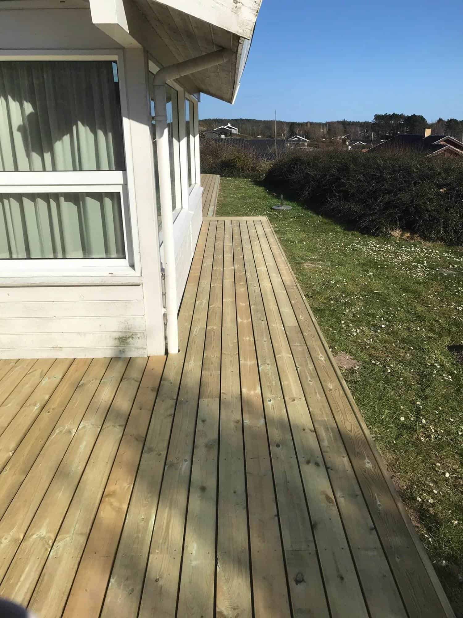 Havedæk med nybygget træterrasse ved Jakob Tømrerfirma A/S. Perfekt til udendørs ophold og hyggelige.