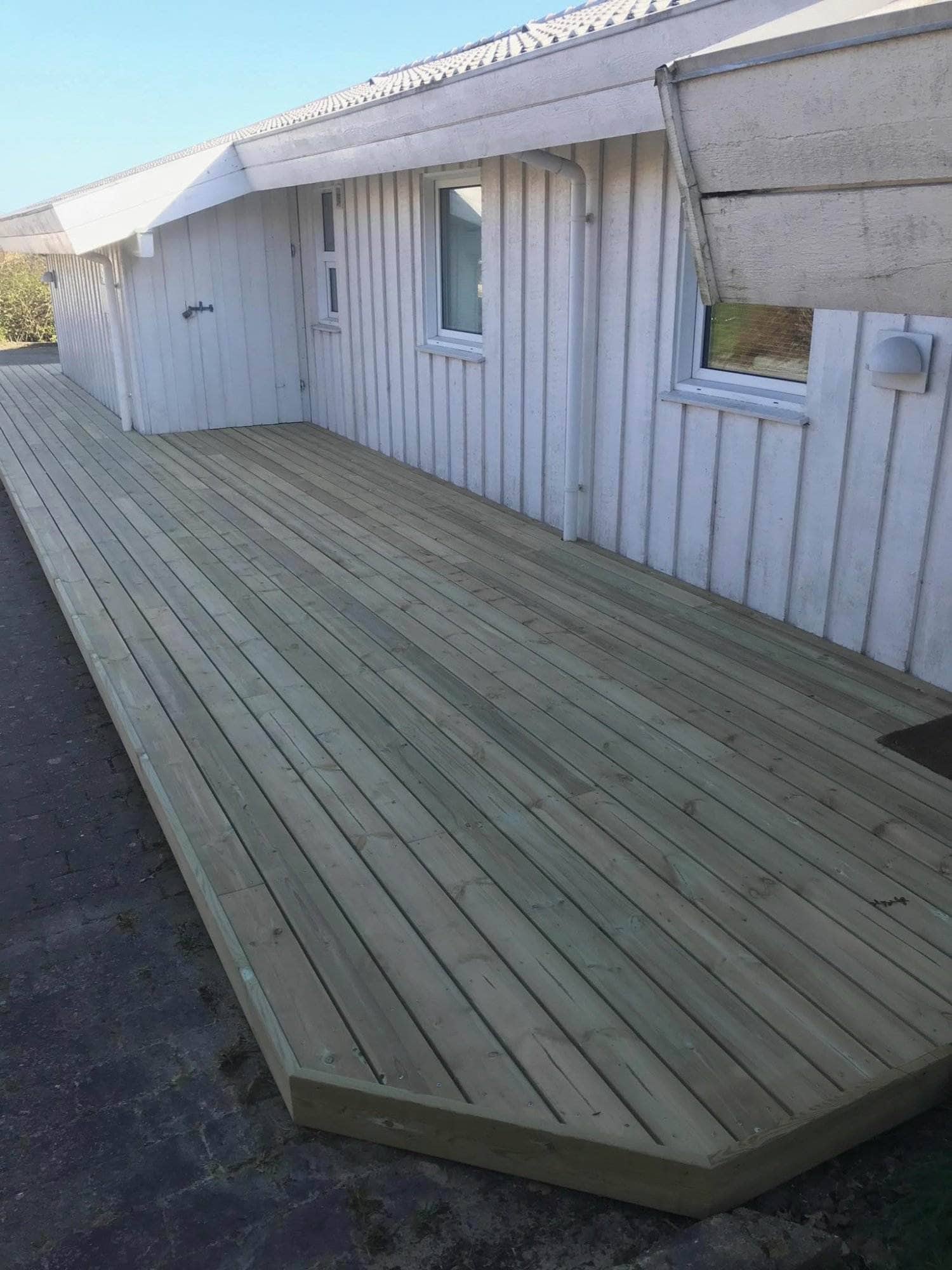 Nybygget træterrasse udført af Jakob Tømrerfirma A/S i Danmark.