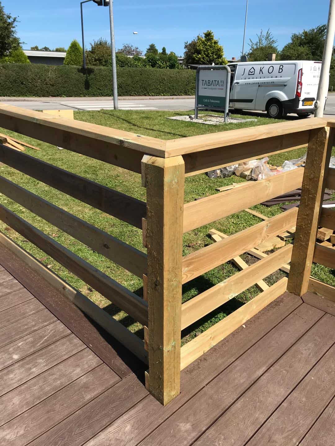 Håndlavet trægelænder til terrasse i kvalitetsmaterialer. Perfekt til udendørs brug og til at sikre.
