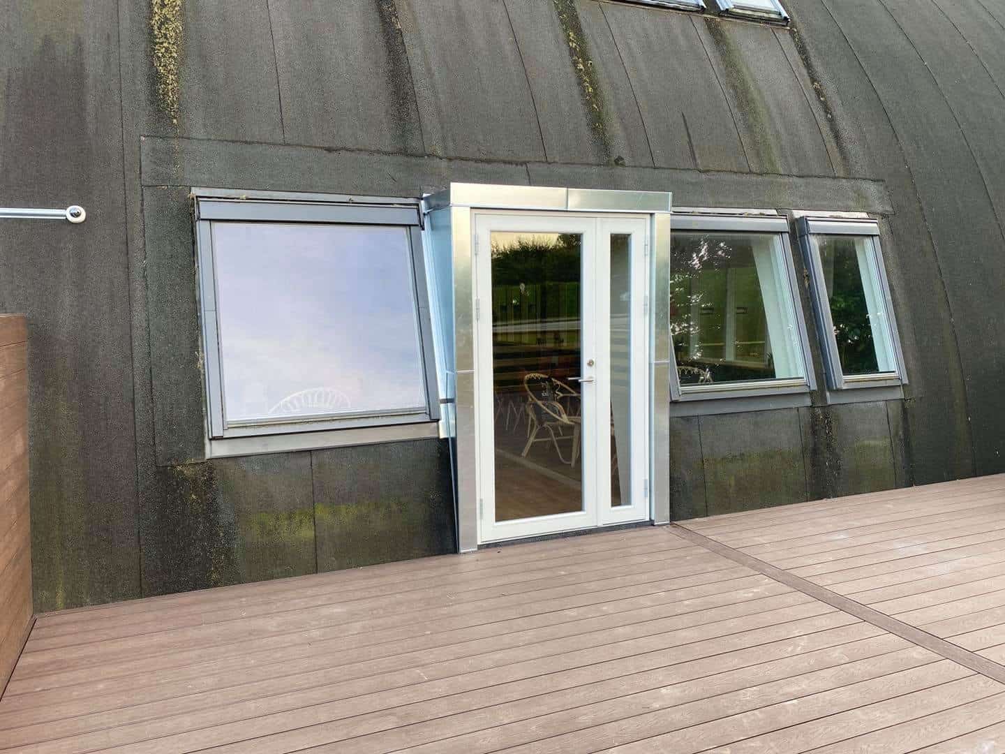 Glasdør til tagterrasse med store vinduer, perfekt til moderne hjem.