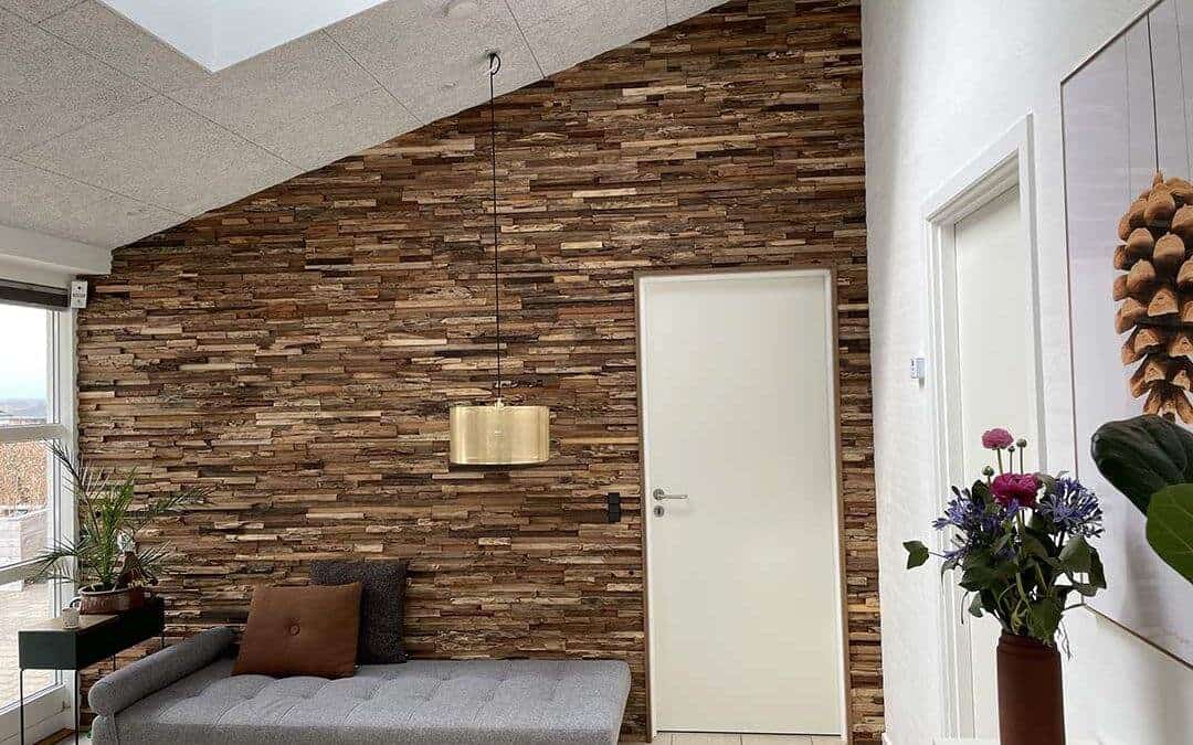 Akustikregulering med Troldtektlofter og akustikvæg i upcycled træ