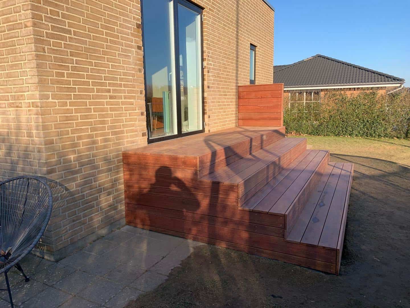 Udendørs trætrappe med dørparti til modernisering af hjemmet.