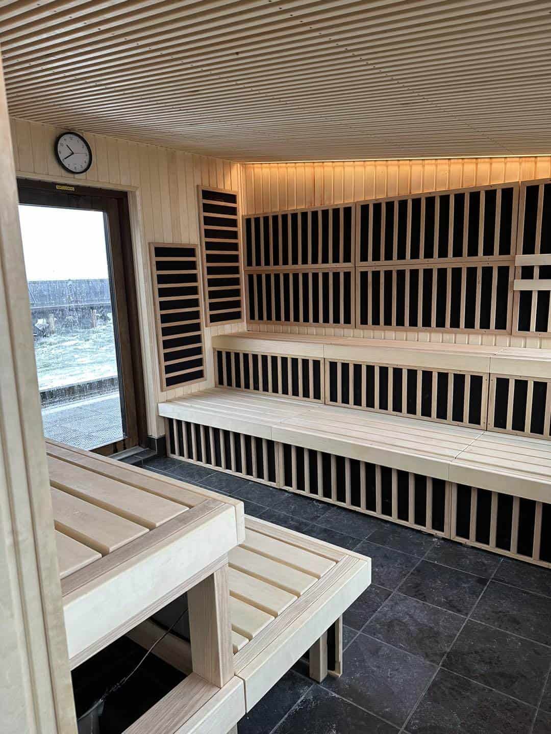 Sauna i asp-træ med moderne design og komfort.
