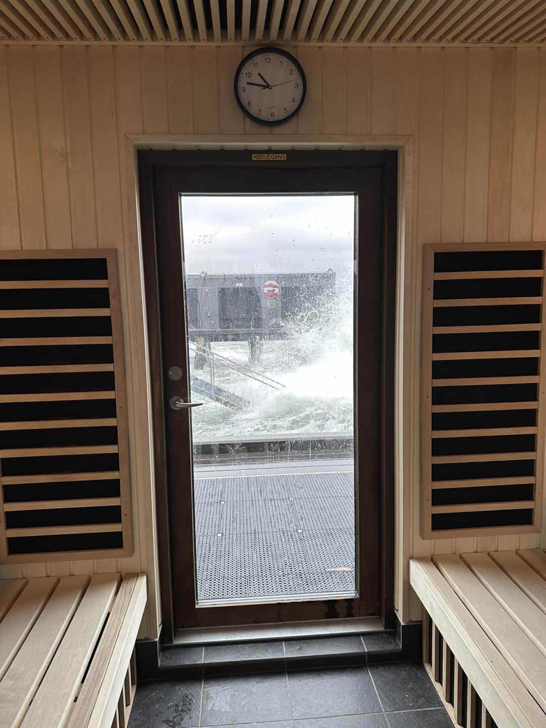 Udendørs sauna i asp-træ med glasdør, perfekt til afslapning og wellness.