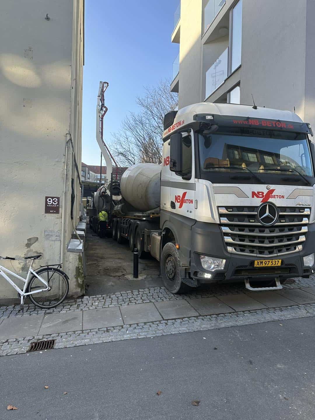 Betonbil fra Jakob Tømrerfirma A/S leverer beton til byggeprojekt ved FADL's nye lokaler.