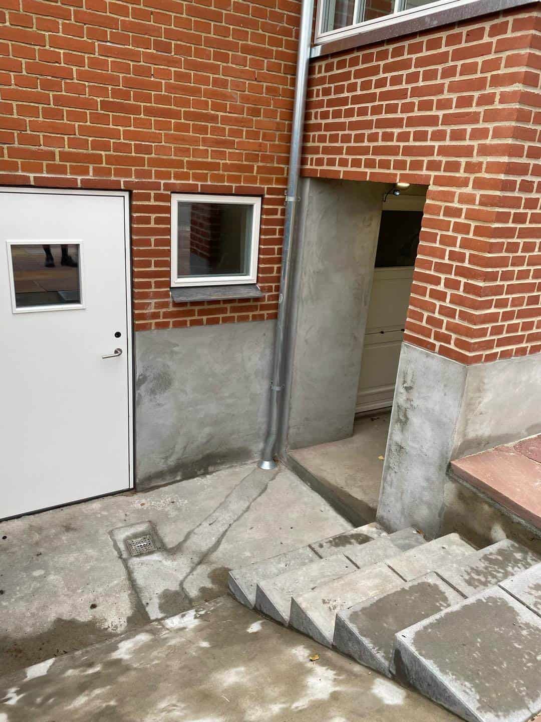 Nytt vindfang, plankeværk, trætterrasse og indkørsel i Chelsea mønster.
