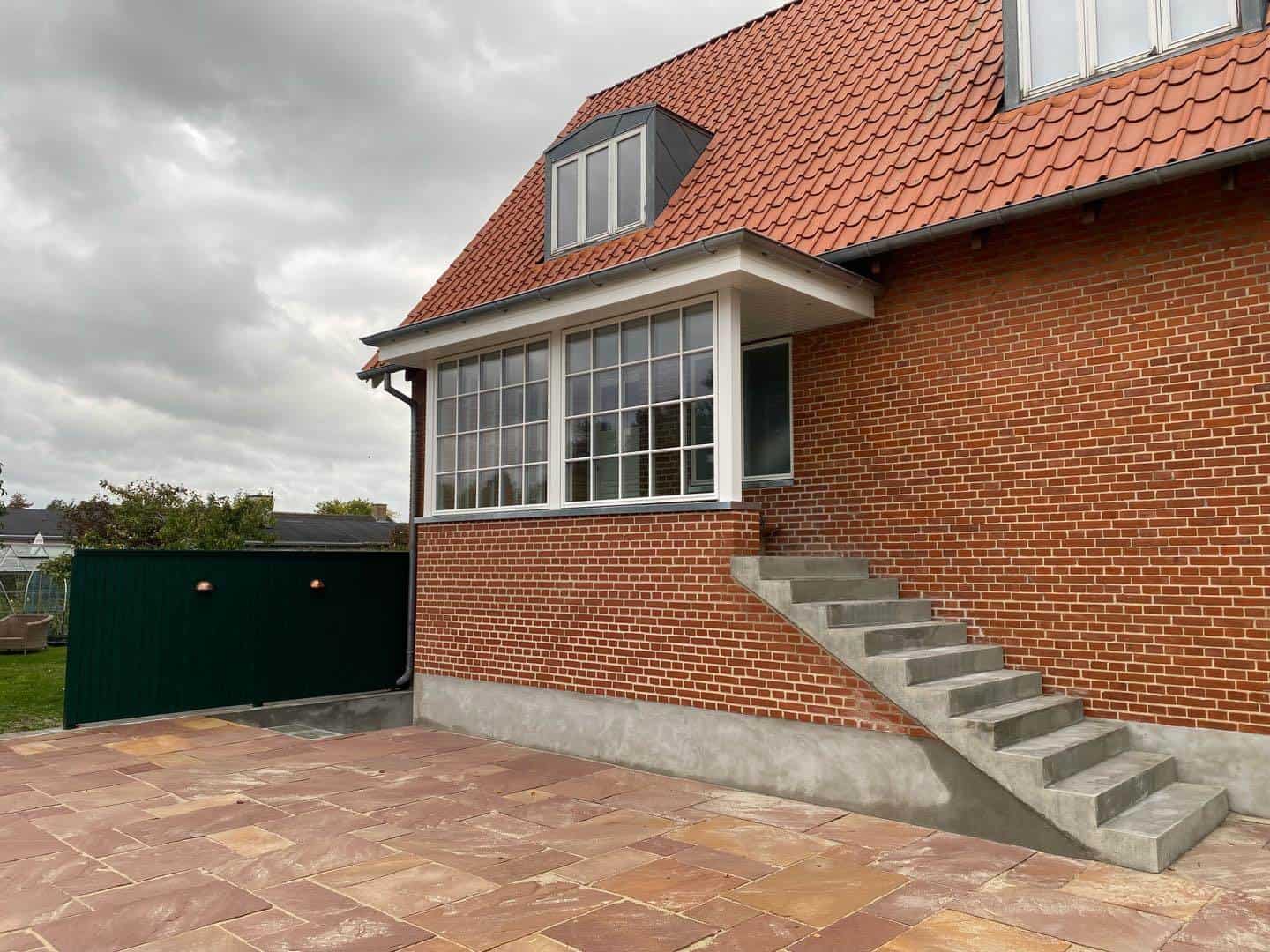 Nytt vindfang og trappe i træ til huset.