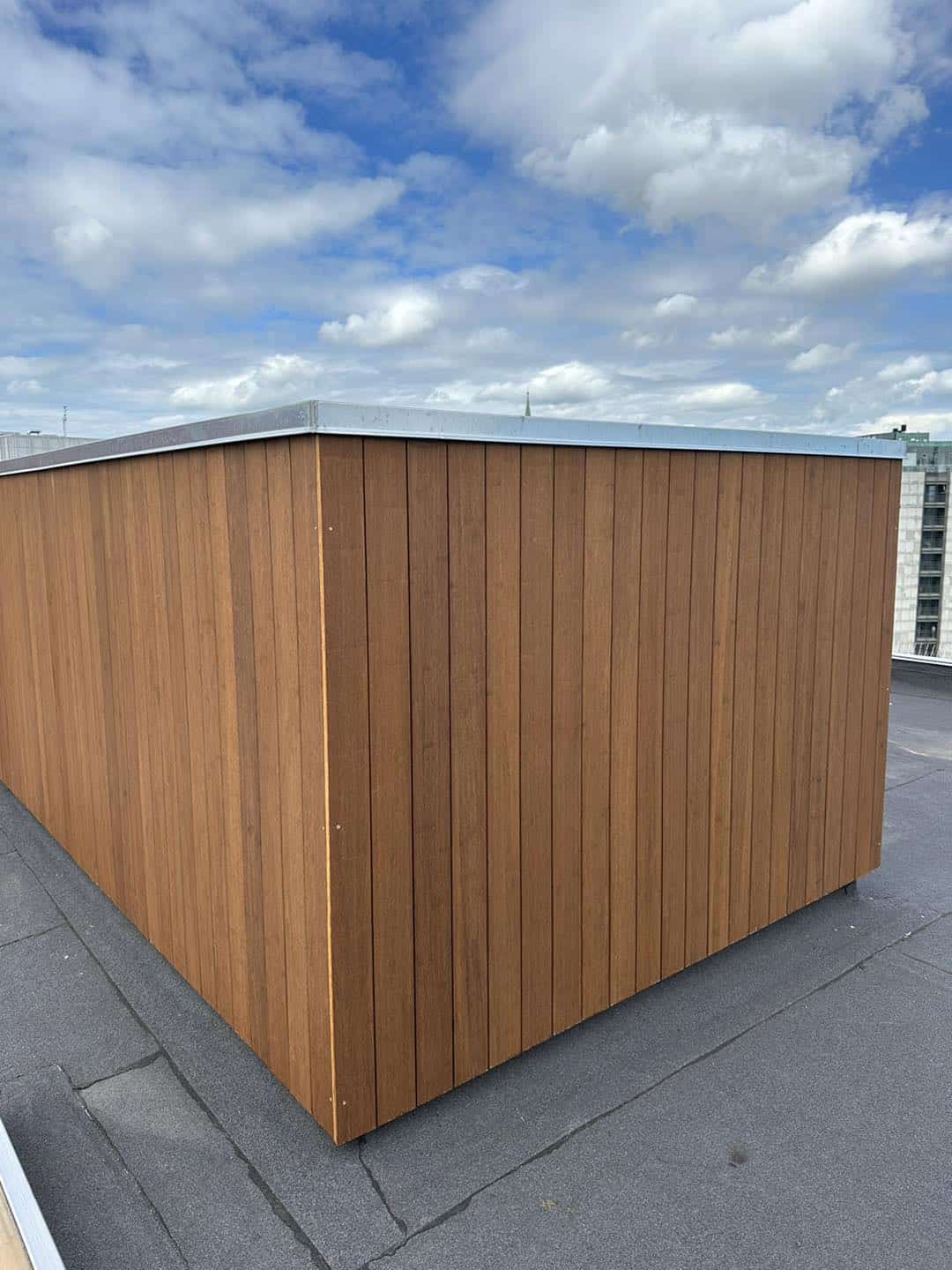 Nyt trætag på installationshusene ved Hotel Atlantic, Aarhus, udført af Jakob Tømrerfirma A/S.
