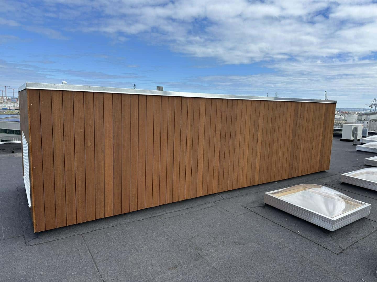 Renoveret tag på Hotel Atlantic i Aarhus med nyt installationshus, udført af Jakob Tømrerfirma A/S.