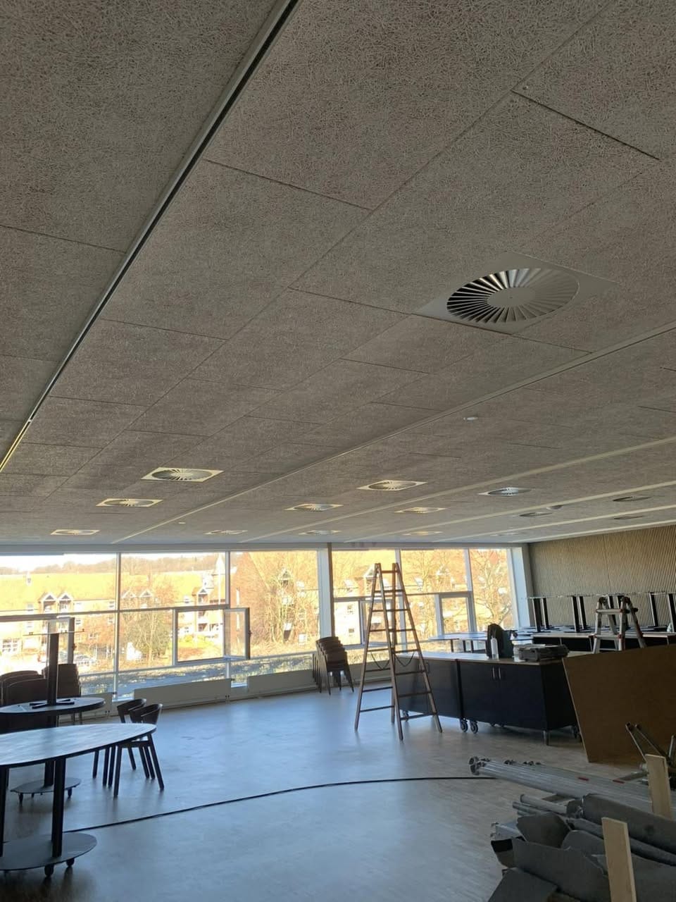 Akustikregulerende lofter i restauranten i Vejle for forbedret lydmiljø.