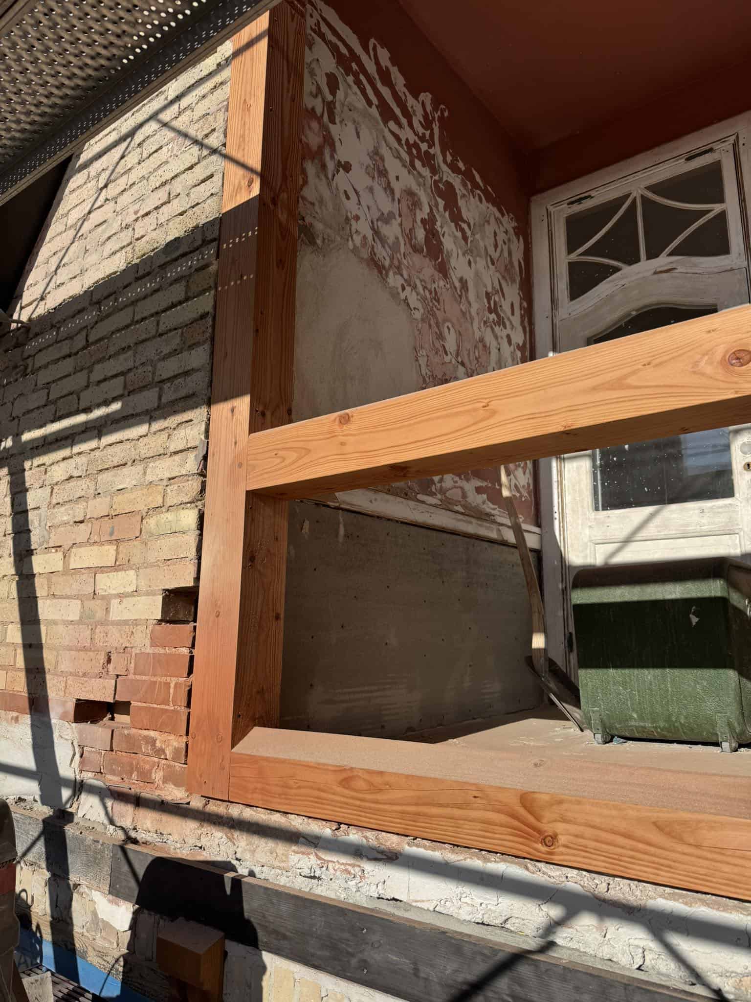 Træramme til udendørs terrasse under opbygning.