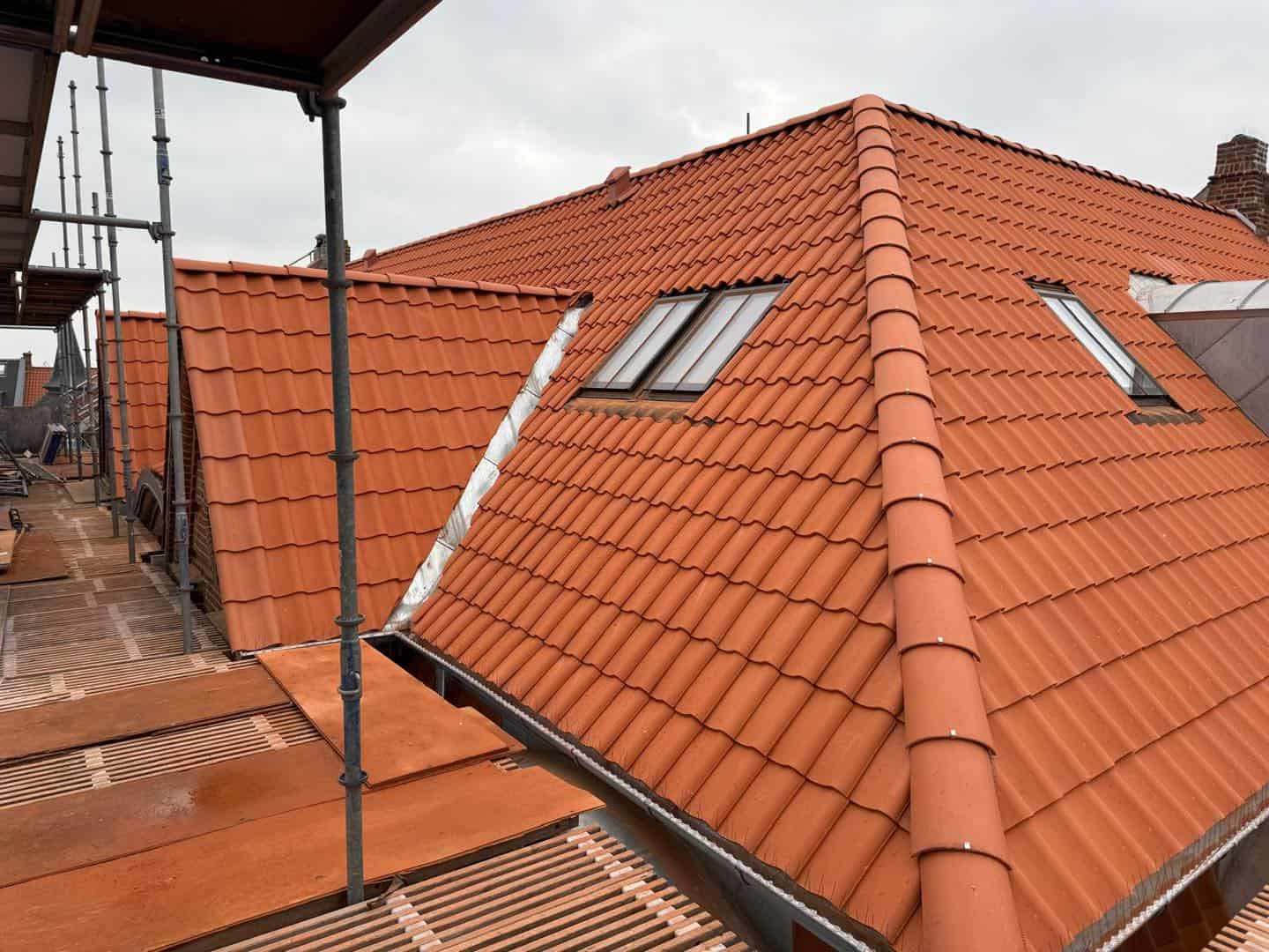 Udskiftning af tag på en charmerende bolig med nye terrakottafliser og tagvinduer.
